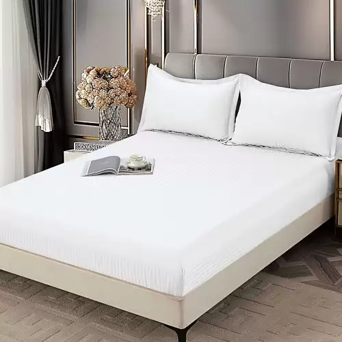 Cearsaf cu Elastic 180x200 cm Damasc Finetat, 70% Bumbac, si 2 Fete de Perna 50x70 cm, Alb