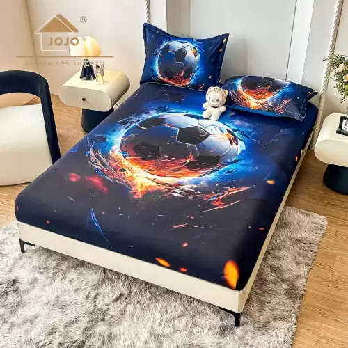 Cearsaf cu elastic, Bumbac FINET, Imprimeu 5D Identic cu Poza, 160x200cm, 2 fete de perne 50x70cm, Jojo Home, Negru, Albastru, Minge de Fotbal