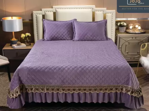 Cuvertura pat dublu, 3 piese, Catifea Matlasata cu Broderie Aurie, 250x270cm, Jojo Home, Mov