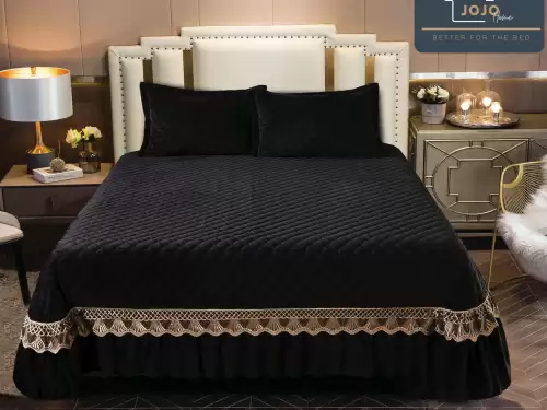 Cuvertura pat dublu, 3 piese, Catifea Matlasata cu Broderie Aurie, 250x270cm, Jojo Home, Negru