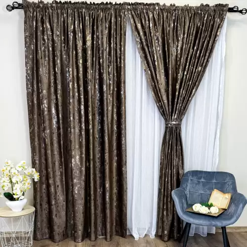 Draperie Catifea CRETA cu insertii aurii, Maro - V44, 140cm latime x 260cm inaltime, cu tiv lat pt bara