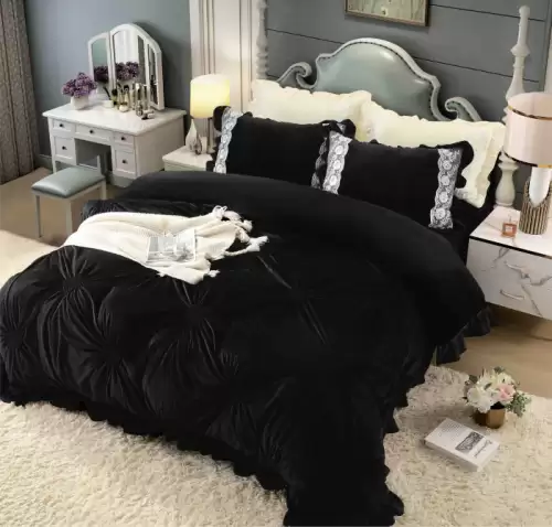 Lenjerie pat dublu catifea deluxe, 4 piese, cu pliuri si inimioare brodate