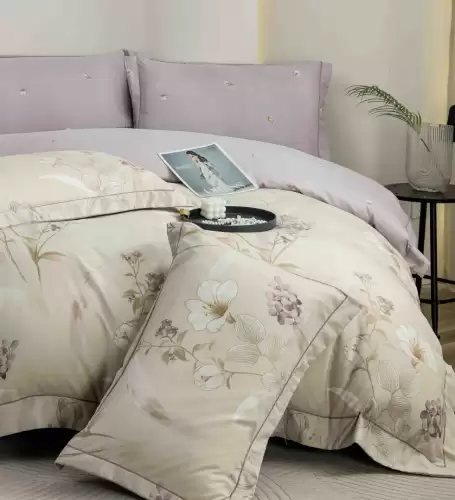 Lenjerie pat dublu, FINET DeLuxe, 6 piese, cu ELASTIC, Jojo Home, Cutie Eleganta, Bej, Lila, Flori