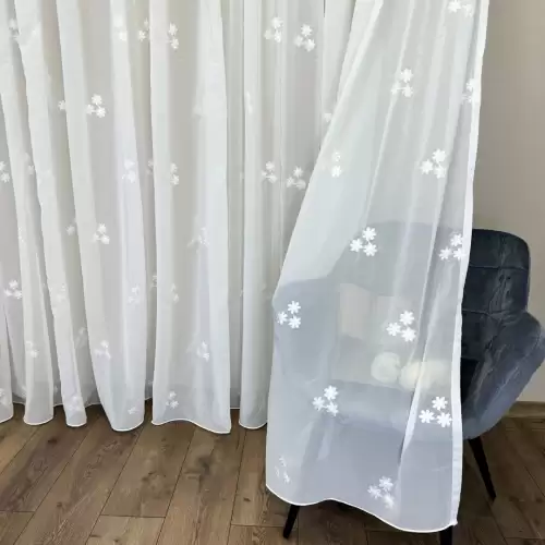 Perdea Anabelle din Voal Brodat, model cu flori, Alb, 140cm latime x 260cm inaltime, cu rejansa pt bara