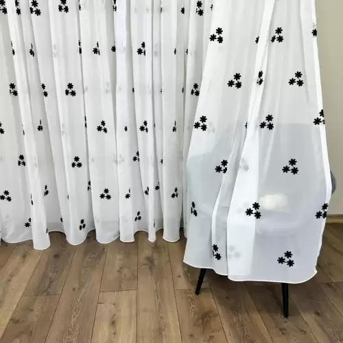 Perdea Anabelle din Voal Brodat , model cu flori negre, Alb, 100cm latime x 260cm inaltime, cu rejansa pt bara