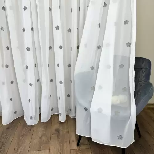 Perdea Floris din Voal Brodat, model cu flori gri, Ivoire, 140cm latime x 260cm inaltime, cu tiv lat pt bara