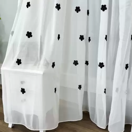 Perdea Floris din Voal Brodat, model cu flori negre, Alb, 140cm latime x 260cm inaltime, cu rejansa pt bara