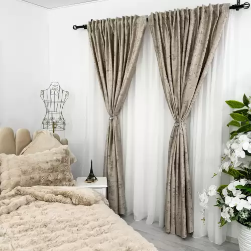 Set 2 Draperii Catifea cu insertii metalizate, Bej deschis - V1, 140cm latime x 260cm inaltime, cu tiv lat pt bara